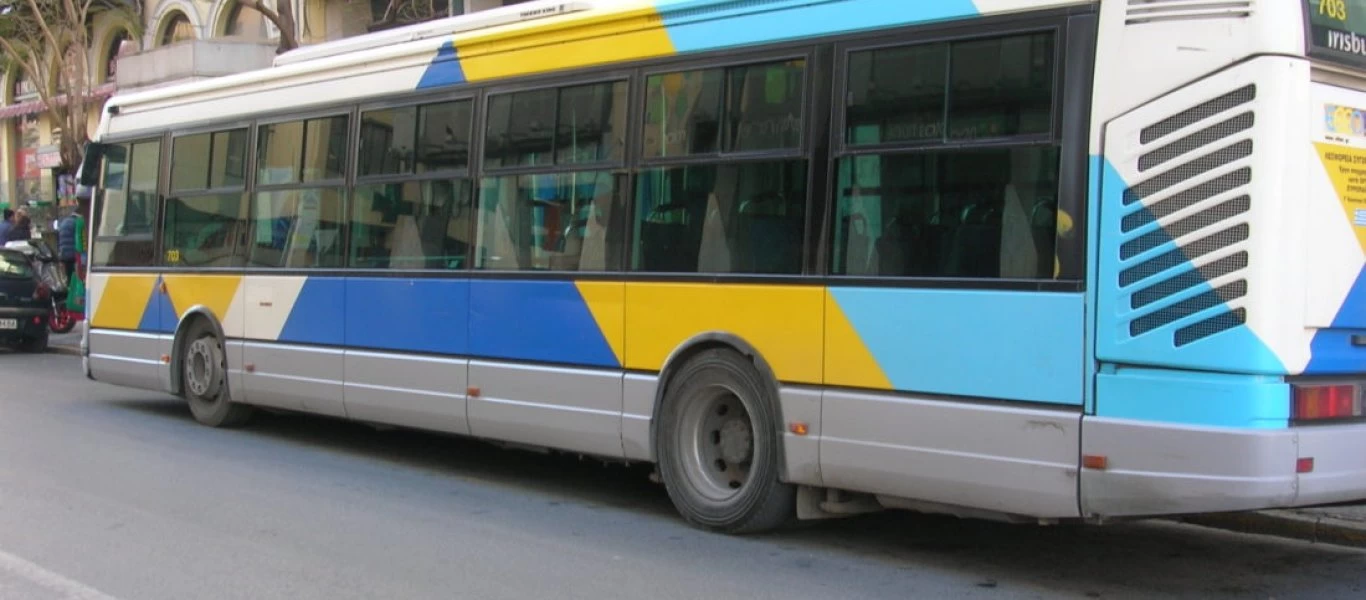 Φώτο: Ο κόσμος γεμίζει τα λεωφορεία... για να πάει παραλία